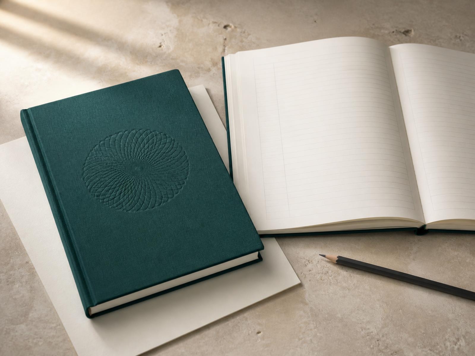 Caderno da Imersão com capa verde petróleo e guilloché em relevo, aberto sobre mesa de pedra